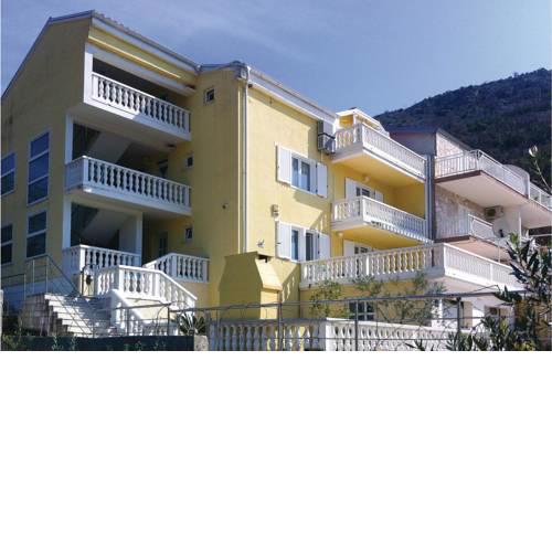 Two-Bedroom Apartment in Slano