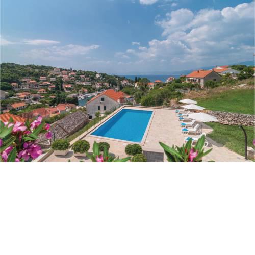 Two-Bedroom Apartment in Splitska