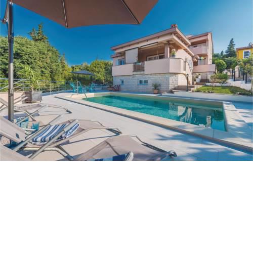 Two-Bedroom Apartment in Sutomiscica