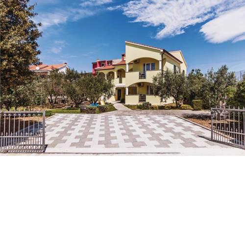 Two-Bedroom Apartment in Vrsi