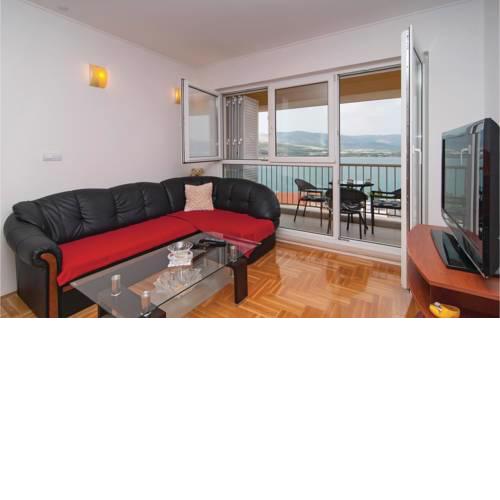 Two-Bedroom Apartment Misevac with Sea View 07