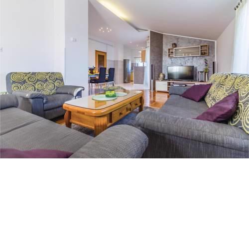 Two-Bedroom Apartment Pula 02