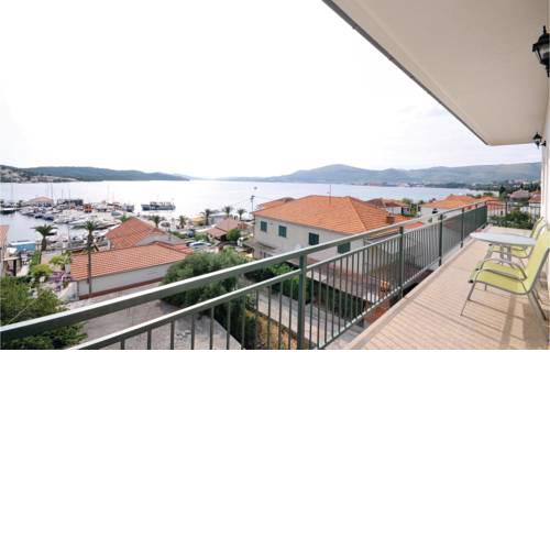 Two-Bedroom Apartment with Sea View in Okrug Gornji