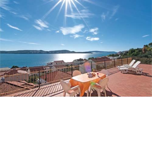 Two-Bedroom Apartment with Sea View in Seget Donji