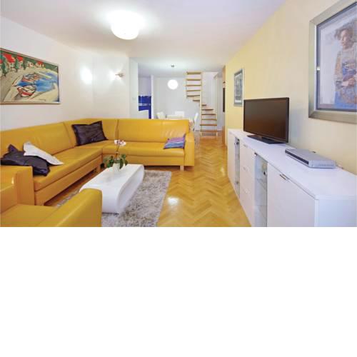 Two-Bedroom Apartment Zrinko 05