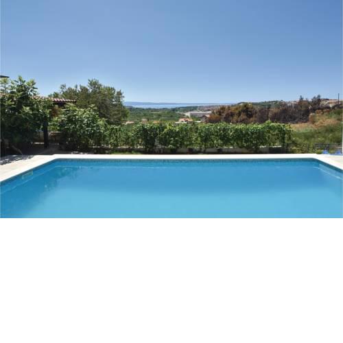 Two-Bedroom Apartment Zrnovnica with Sea View 05