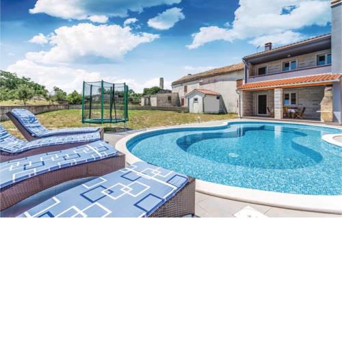 Two-Bedroom Holiday Home in Bratulici