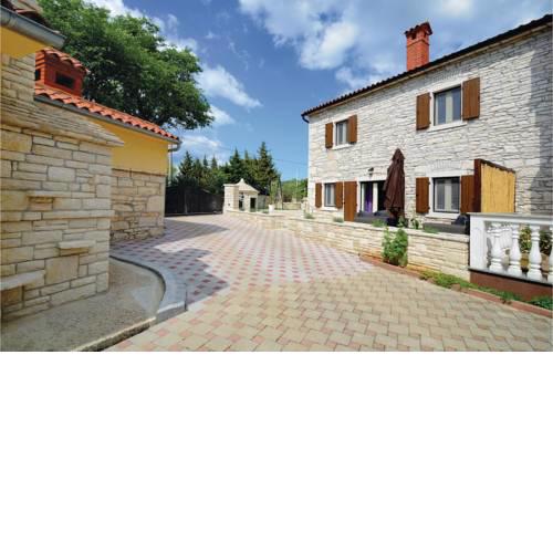 Two-Bedroom Holiday home with a Fireplace in Barban