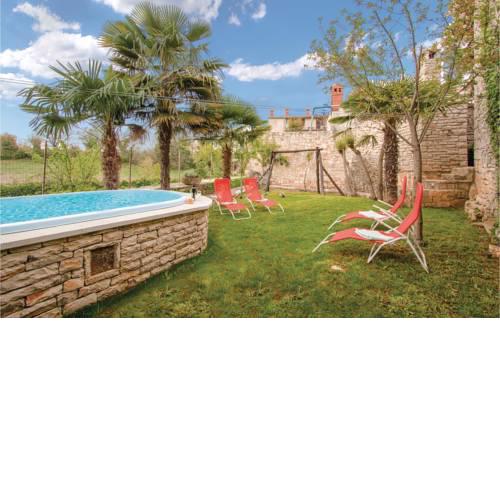 Two-Bedroom Holiday home with a Fireplace in Svetvincenat