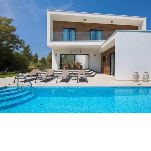 Vabriga Villa Sleeps 6 with Pool and Air Con