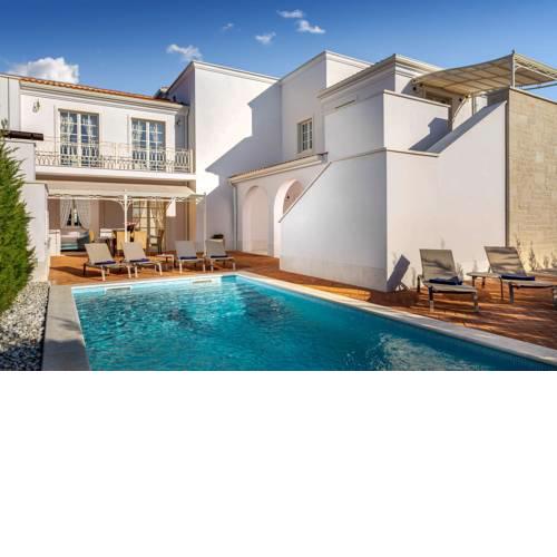 Vabriga Villa Sleeps 8 with Pool Air Con and WiFi