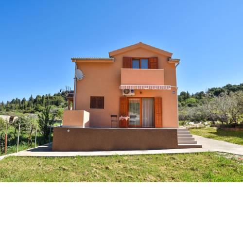 Serene Holiday Home in Veli Iz with Fenced Garden
