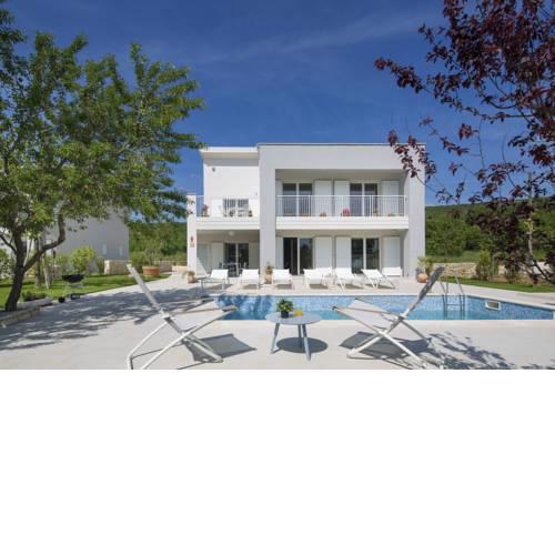 Valhova Villa Sleeps 8 Pool Air Con WiFi