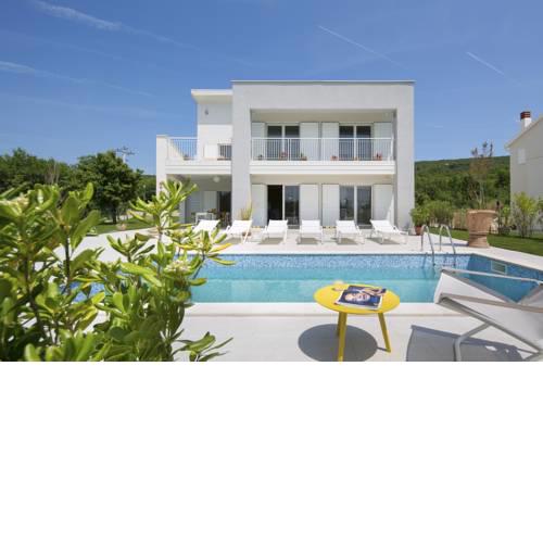 Valhova Villa Sleeps 9 Pool Air Con WiFi