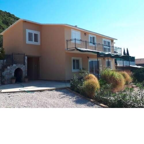 Valley-View Holiday Home in Peračko Blato with Garden