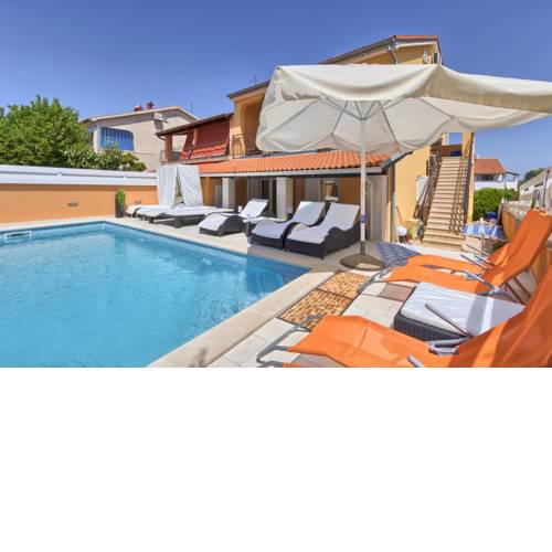 Venus Holiday House with Pool