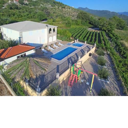 Vila Nova with private heating pool and jacuzzi