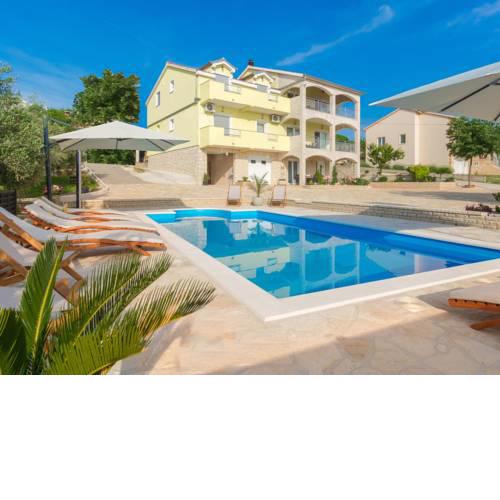 Gorgeous Villa in Lisicic by the Forest