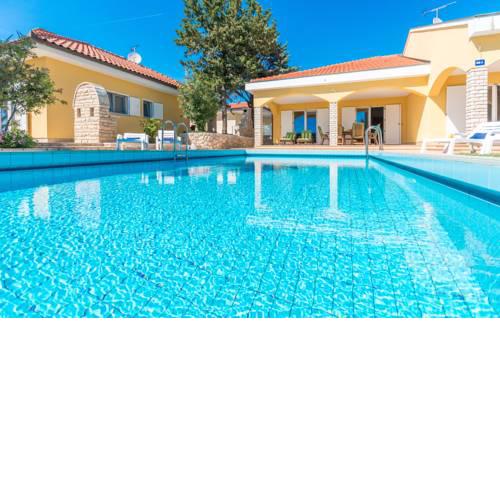Vila Palma s dvoje apartmana i bazenom