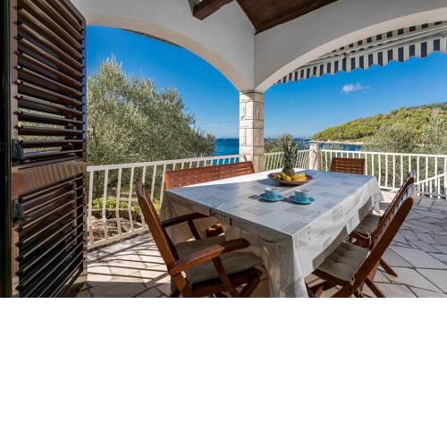 Villa - 20 m from the sea with spacious terrace
