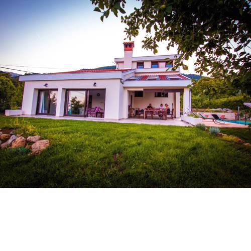 Modern Villa in Icici with Pool