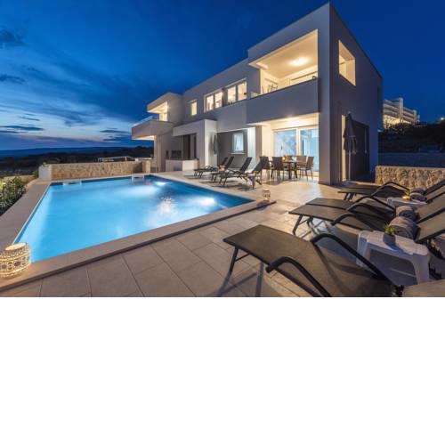 Villa Adria 3 luxury apartment with a pool