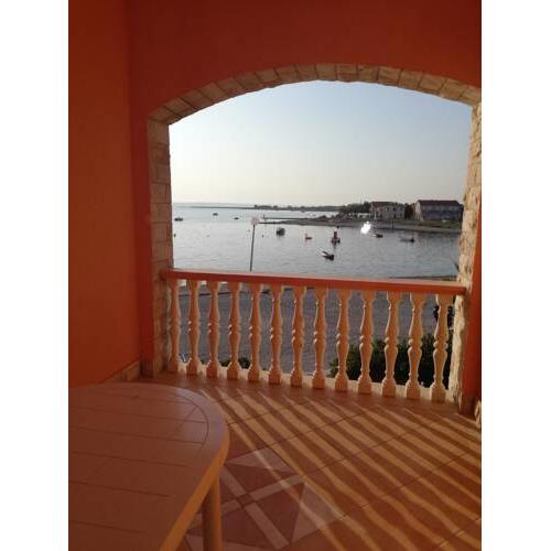 Villa AdriaN ponúka tri samostatné apartmány len 10m od mora.
