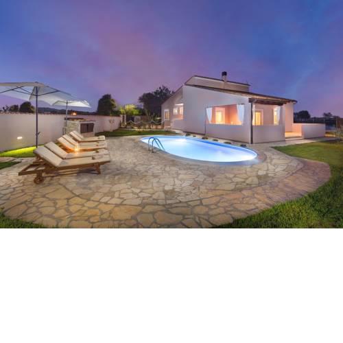 Villa Agri with large Garden and Pool near Pula