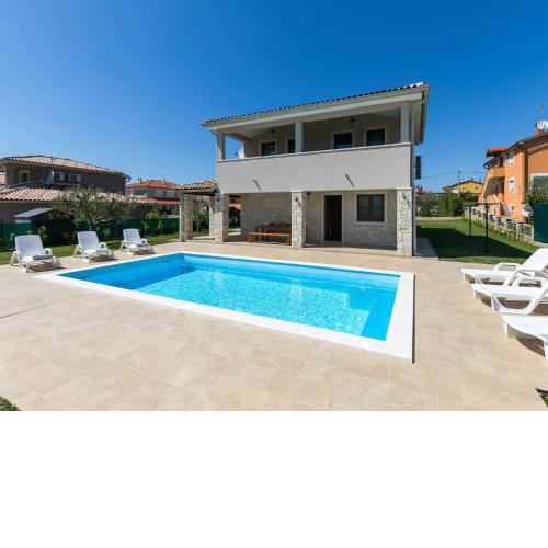 Villa Angelina with 3 bedrooms and Pool in Novigrad