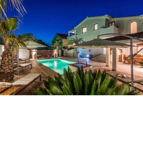 Villa Antisin with Heated Pool