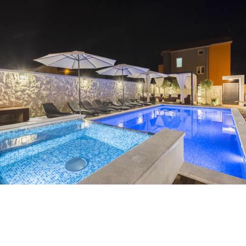 An Exquisite Villa Apartment with Private Pool in Grebastica