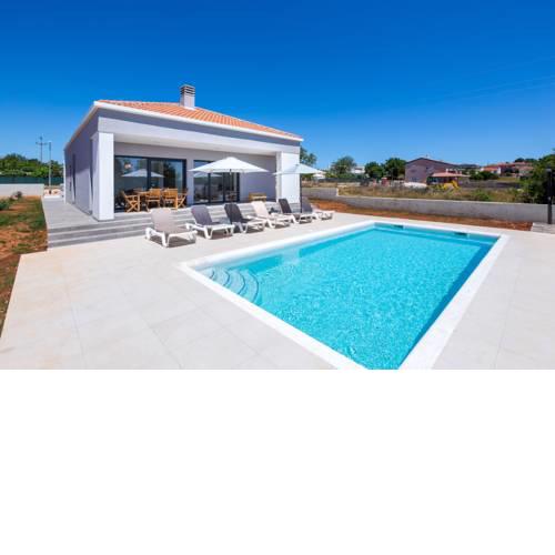 Villa Aria sleeps 6, pool, WiFi, airco, parking