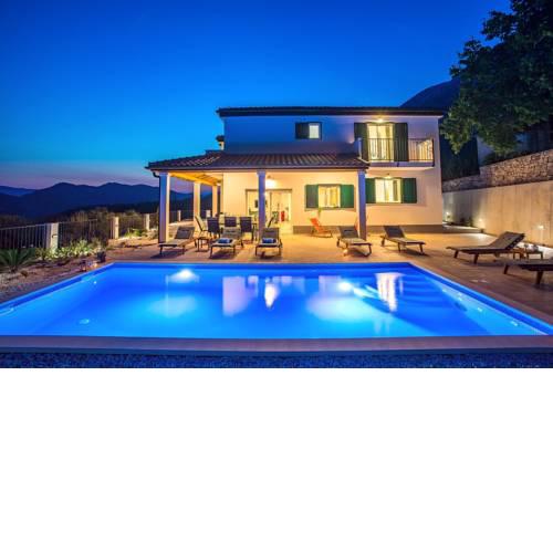 Villa Belina: 4 ensuite bedrooms, game room, heated pool, sauna & gym