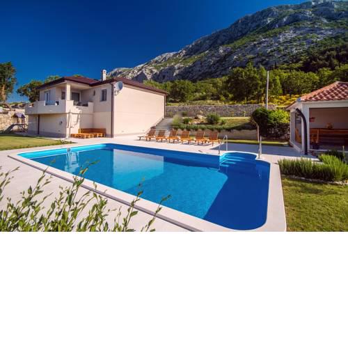 VILLA BEYBE with Jacuzzi, large private pool 50m2, BBQ,free WIFI, 3 bedrooms