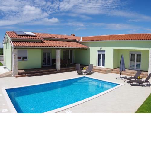 Quaint Villa with Private Pool in Svetvincenat