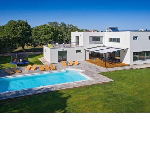 Luxurious Villa with Pool in Belavici