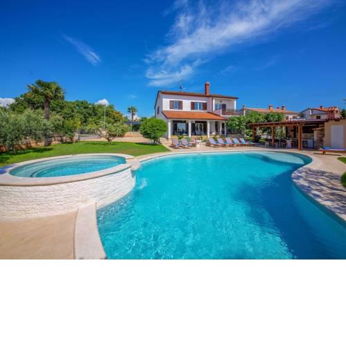 Luxurious Villa in Porec with Swimming Pool and Whirlpool
