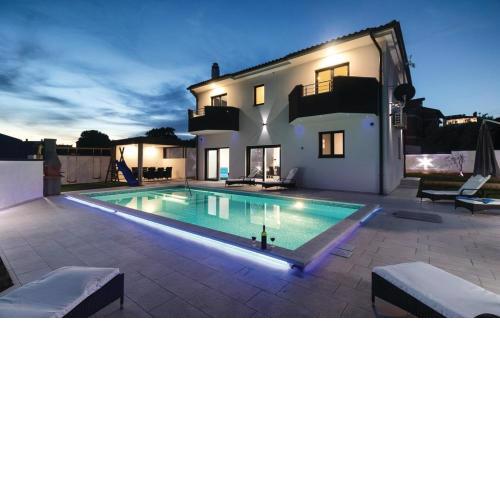 Villa Day - with private pool, jacuzzi, sauna and bicycles for use
