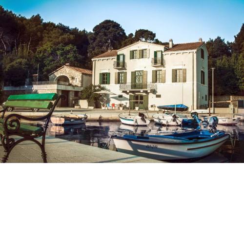 Villa del Mar, luxury pool villa, directly at sea, garden, BBQ, privacy, mooring