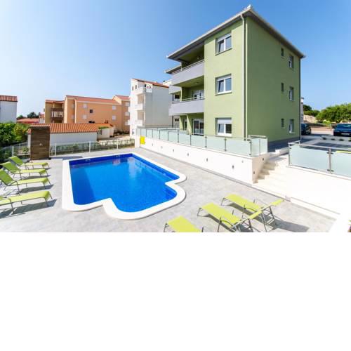 Villa Dolita, Put izvana