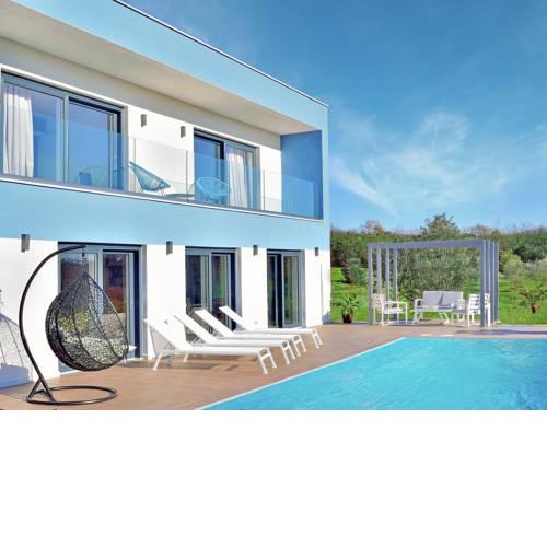 Contemporary villa in Umag in private swimming pool