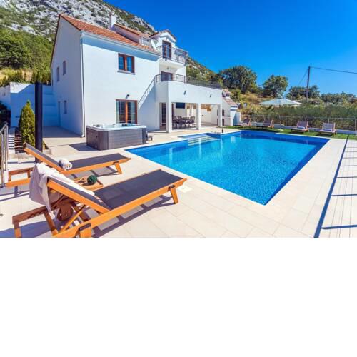 Villa Flora with a 53 sqm private pool with Cinema room with projector and 4 en-suite bedrooms