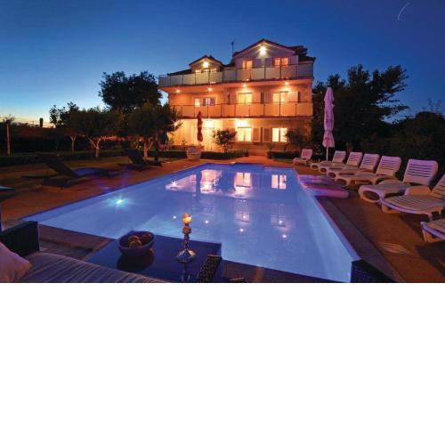Villa for 16 people with heated pool and jaccuzi