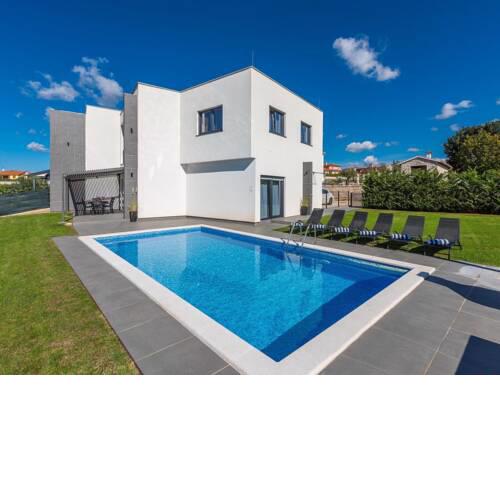 Villa for up to 10 guests with private pool and garden