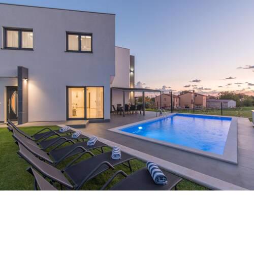 Villa for up to 10 guests with private pool and garden