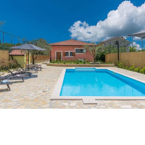 Villa for up to 8 persons with private pool, summer kitchen and jacuzzi