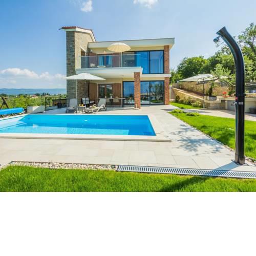 Sunlit Villa near with Private Swimming Pool in Creovlje