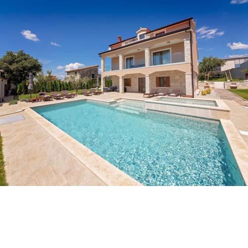 Modern Villa with Swimming Pool in Kastelir