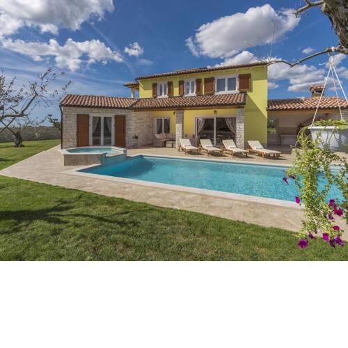 Villa Garden with pool, jacuzzi and garden offering relaxation and privacy