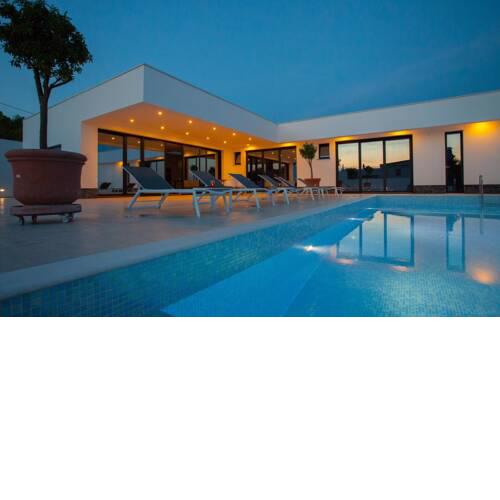 Villa Garma Beachfront - 3 Bedroom villa - Stunning Sea Views - Gym - Private Pier